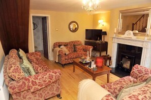 Comfort Cottage, Patio, Garden View | Living area - Ivy Cottage Killarney National Park (Killarney)