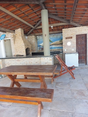Outdoor dining - Aloha Kite House (Lagoinha)