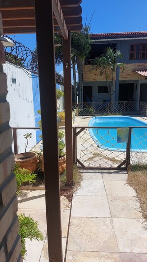 Habitación cuádruple estándar | Piscina | Una piscina al aire libre