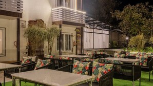 Outdoor dining - Sunoraa Luxury Hotel And Spa (Mussoorie)