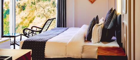 Premium Room | Premium bedding, free minibar, desk, laptop workspace