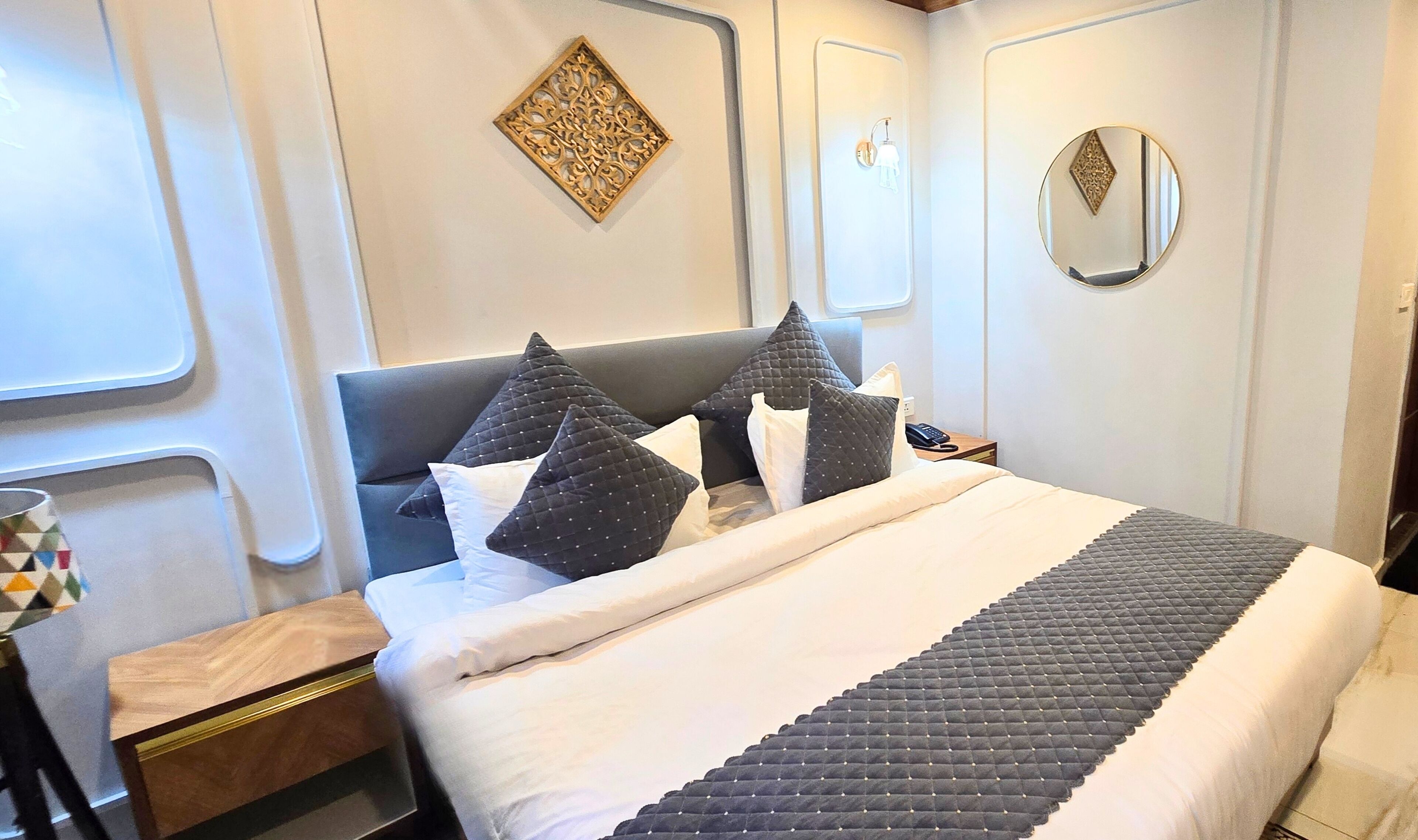 디럭스룸 | 고급 침구, 책상, 노트북 작업 공간, 암막 커튼