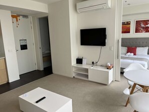 1 bedroom, iron/ironing board, WiFi, bed sheets - Welcome to Tasha’s Apartments in Walkerville (Walkerville)