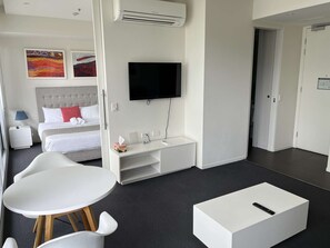 1 bedroom, iron/ironing board, WiFi, bed sheets - Welcome to Tasha’s Apartments in Walkerville (Walkerville)