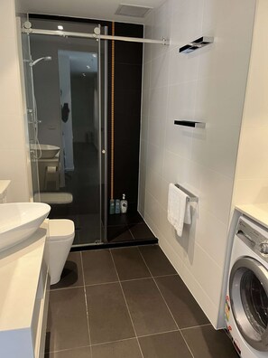 Een haardroger, handdoeken