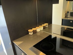 Réfrigérateur, micro-ondes, four, plaque de cuisson