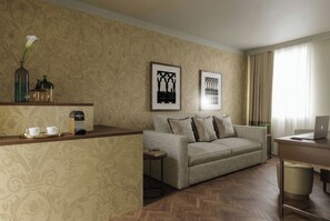 Suite | Living area | 50-inch flat-screen TV with satellite channels, Netflix - Hotel San Samuele (Venice)