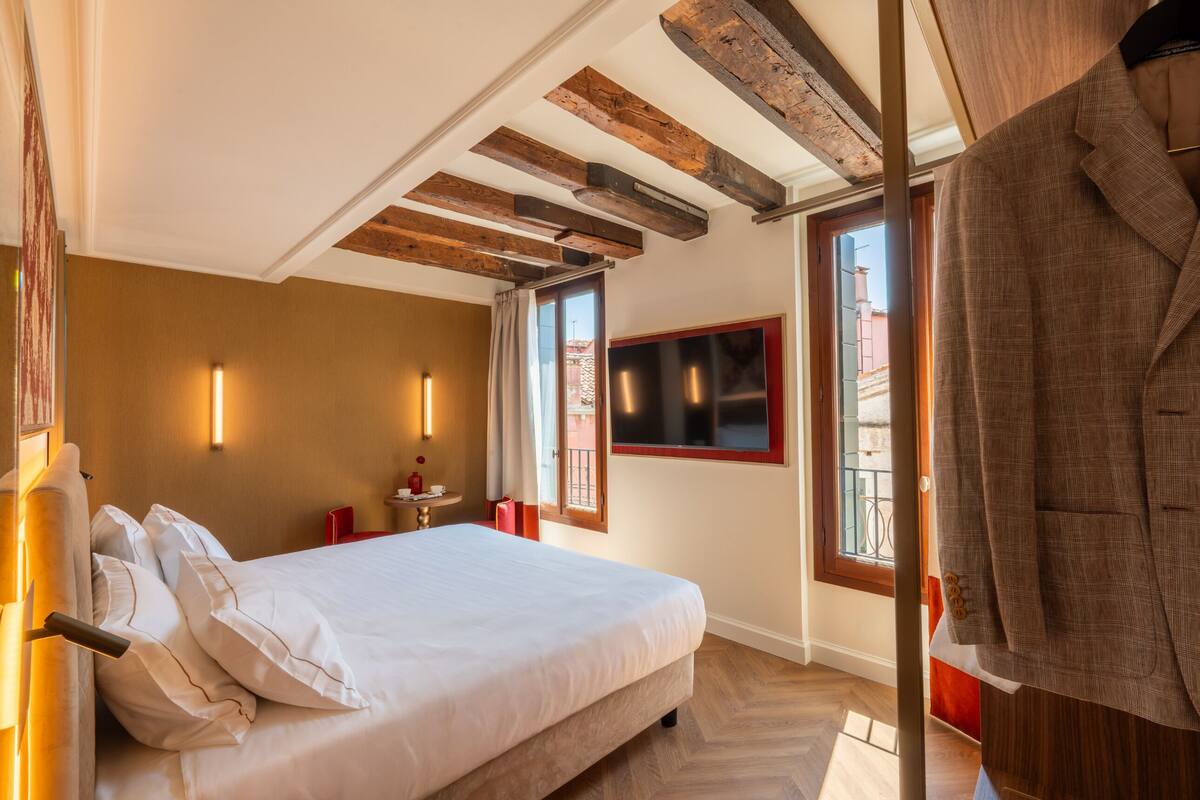 Superior Room | Hypo-allergenic bedding available, minibar, WiFi (free)