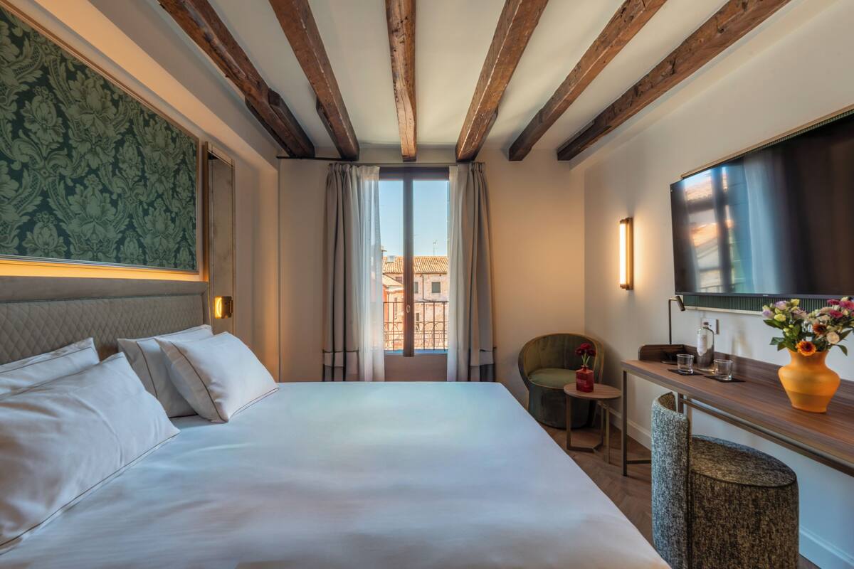 Superior Room | Hypo-allergenic bedding available, minibar, WiFi (free)