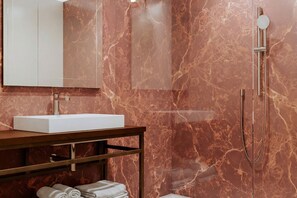 Suihku, ympäristöystävälliset hygieniatuotteet, hiustenkuivaaja