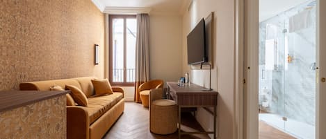 Suite | Living area | 50-inch flat-screen TV with satellite channels, Netflix