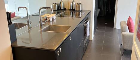 Batterie de cuisine, vaisselle et ustensiles