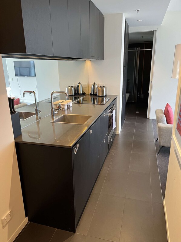 Frigorífico, microondas, horno y placa de cocina