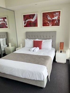 2 bedrooms, iron/ironing board, WiFi, bed sheets - Welcome to Tasha’s Apartments in Walkerville (Walkerville)
