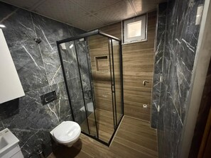 Dusche, kostenlose Toilettenartikel, Handtücher, Seife