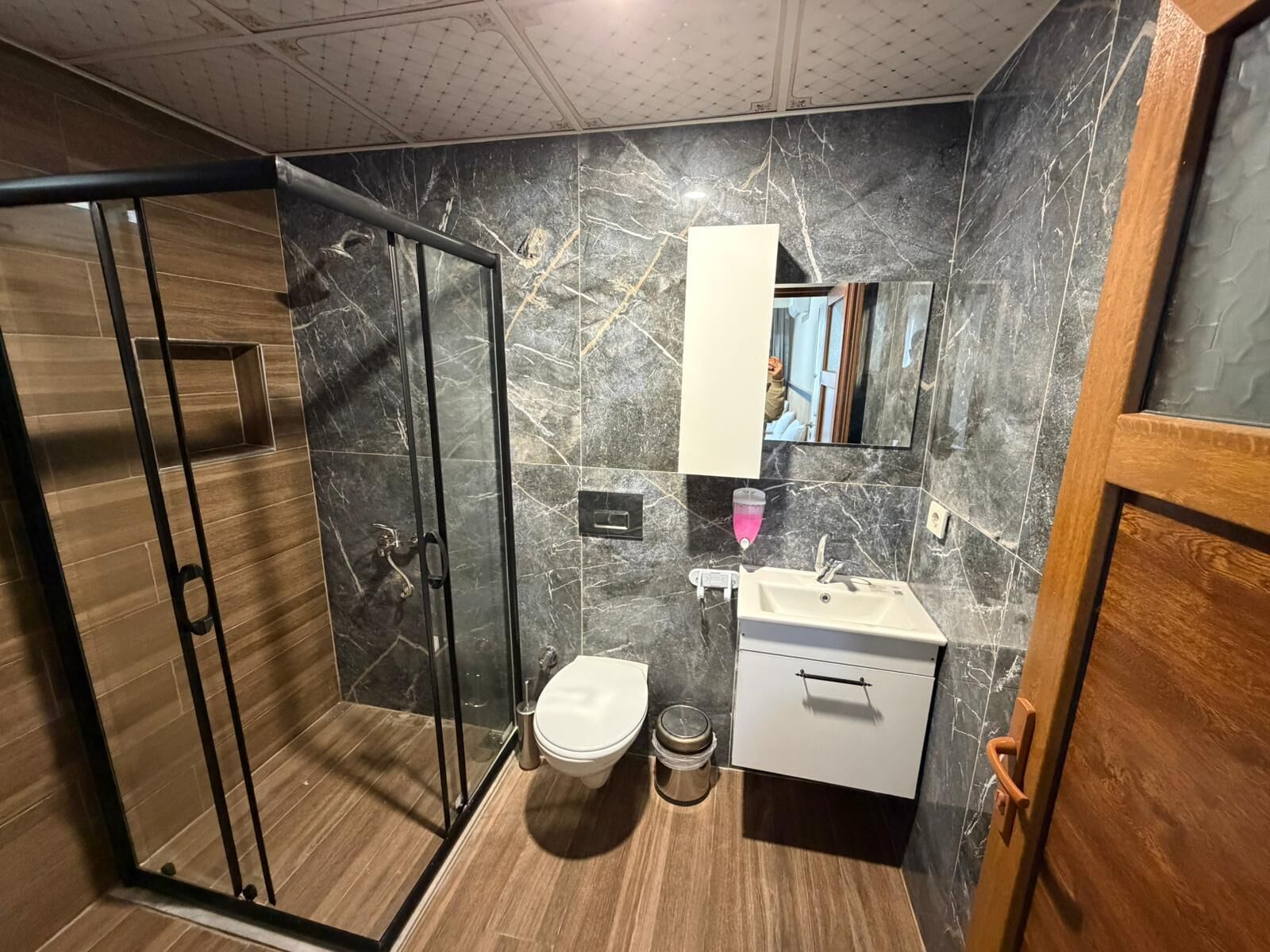 Dusche, kostenlose Toilettenartikel, Handtücher, Seife