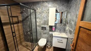 Dusche, kostenlose Toilettenartikel, Handtücher, Seife
