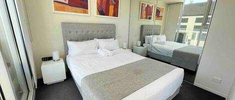 1 dormitori, planxa i posts de planxar, wifi i roba de llit