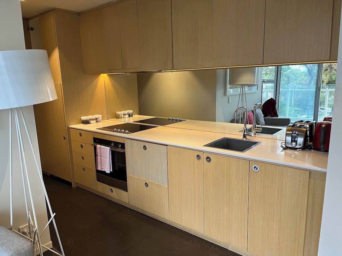 Réfrigérateur, micro-ondes, four, plaque de cuisson