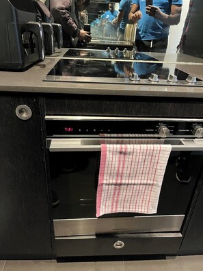 Køleskab, mikrobølgeovn, ovn, kogeplade