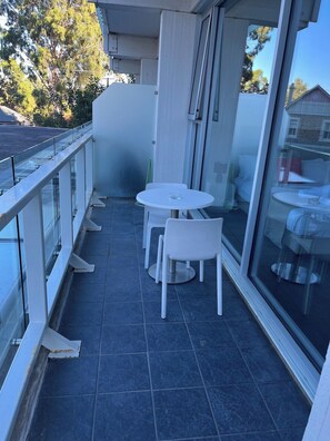 Outdoor dining - Welcome to Tasha’s Apartments in Walkerville (Walkerville)