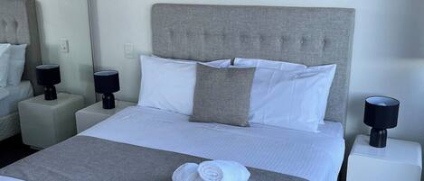 2 habitaciones, tabla de planchar con plancha, wifi y ropa de cama