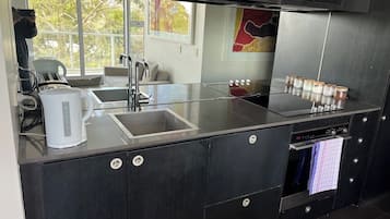 Een koelkast, een magnetron, een oven, een kookplaat