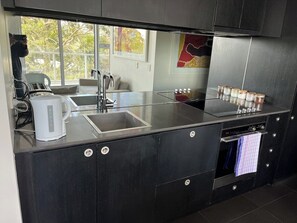 Jääkaappi, mikroaaltouuni, uuni, liesi