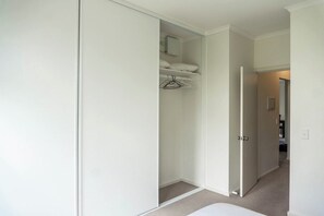 2 bedrooms, iron/ironing board, WiFi, bed sheets - Tasha's Apartments in Athol Park (Athol Park)