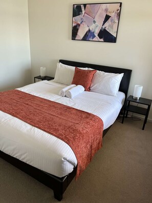 2 bedrooms, iron/ironing board, WiFi, bed sheets - Tasha's Apartments in Athol Park (Athol Park)