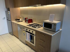 Fridge, microwave, oven, stovetop - Tasha's Apartments on Morphett (Adelaide)