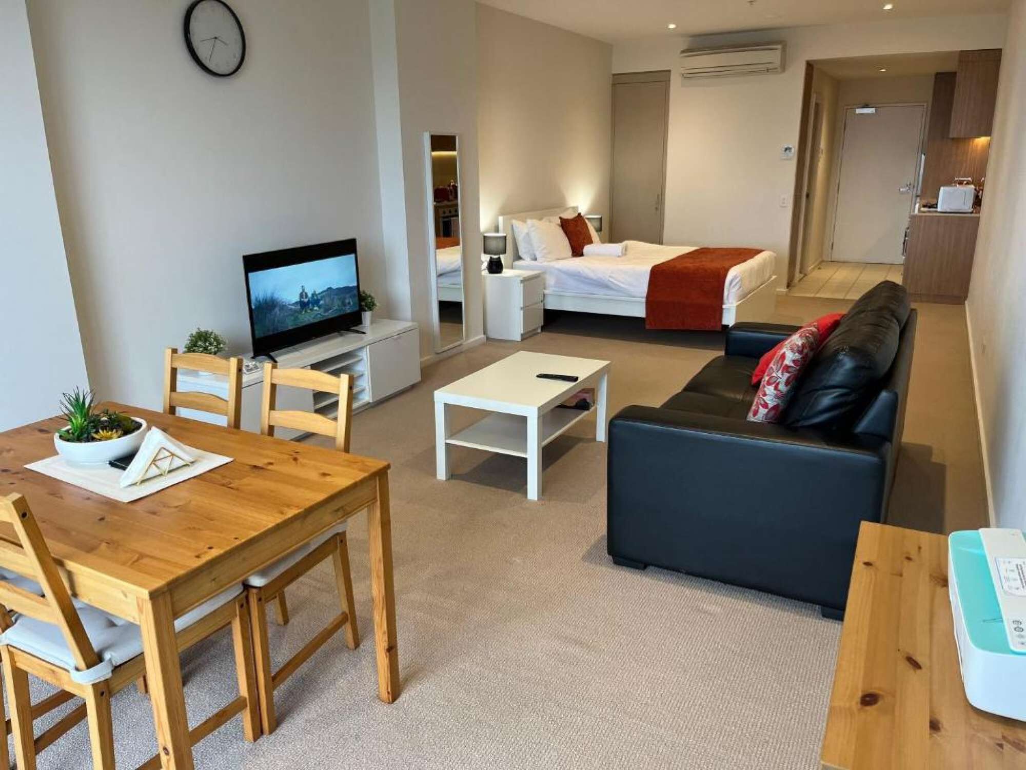 Een strijkplank/strijkijzer, wifi, beddengoed