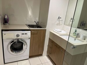 Hair dryer, towels - Tasha's Apartments on Morphett (Adelaide)