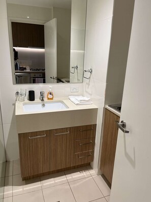Hair dryer, towels - Tasha's Apartments on Morphett (Adelaide)