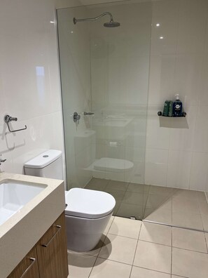 Shower, hair dryer, towels - Tasha's Apartments on Morphett (Adelaide)