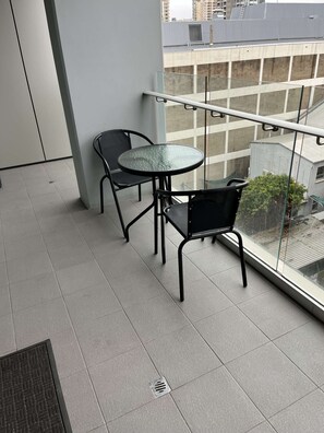 Outdoor dining - Tasha's Apartments on Morphett (Adelaide)