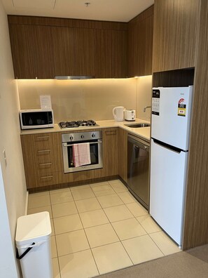 Fridge, microwave, oven, stovetop - Tasha's Apartments on Morphett (Adelaide)