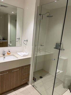 Hair dryer, towels - Tasha's Apartments on Morphett (Adelaide)