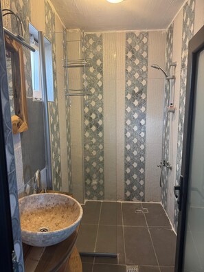 Deluxe Room | Bathroom | Shower, hair dryer, slippers, towels - Alpha Stone (Nevşehir)