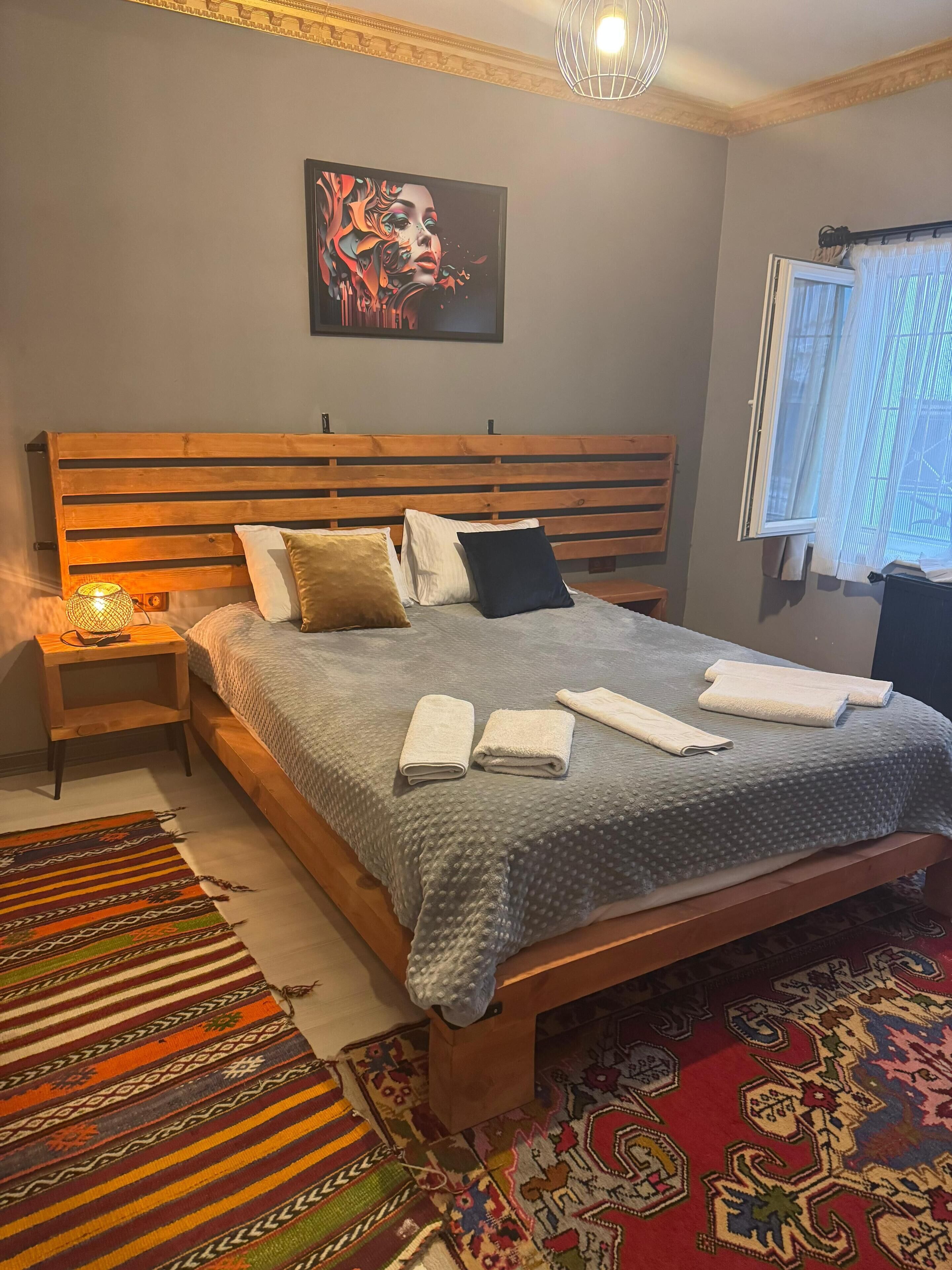 Deluxe Room | Desk, laptop workspace, blackout drapes, soundproofing