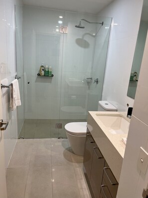 Hair dryer, towels - Tasha's Apartments on Morphett (Adelaide)