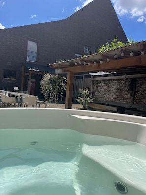 Outdoor spa tub - Natuur Vakantie Bonte Haan - Natuurhuisje De Stal (Berg en Terblijt)