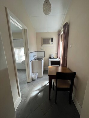 Private kitchen - Tasha's - Princes Lodge Motel (North Adelaide)