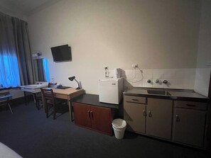 Private kitchen - Tasha's - Princes Lodge Motel (North Adelaide)