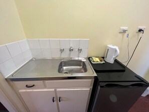Private kitchen - Tasha's - Princes Lodge Motel (North Adelaide)