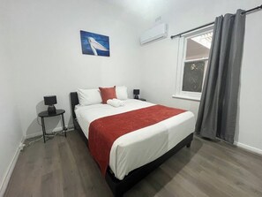2 bedrooms, iron/ironing board, WiFi, bed sheets - Tasha's Duplex on Muller (Greenacres)
