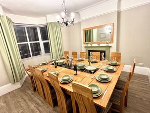 Dining - Tides Reach Filey, Sleeps 13,dog friendly, close to beach,town, park and pubs. (Filey)