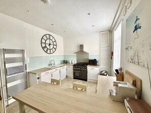 Private kitchen - Tides Reach Filey, Sleeps 13,dog friendly, close to beach,town, park and pubs. (Filey)