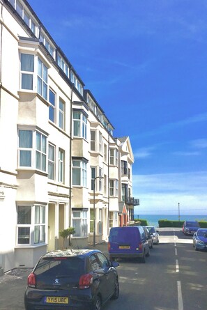 Exterior - Tides Reach Filey, Sleeps 13,dog friendly, close to beach,town, park and pubs. (Filey)