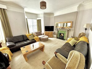 Living area - Tides Reach Filey, Sleeps 13,dog friendly, close to beach,town, park and pubs. (Filey)